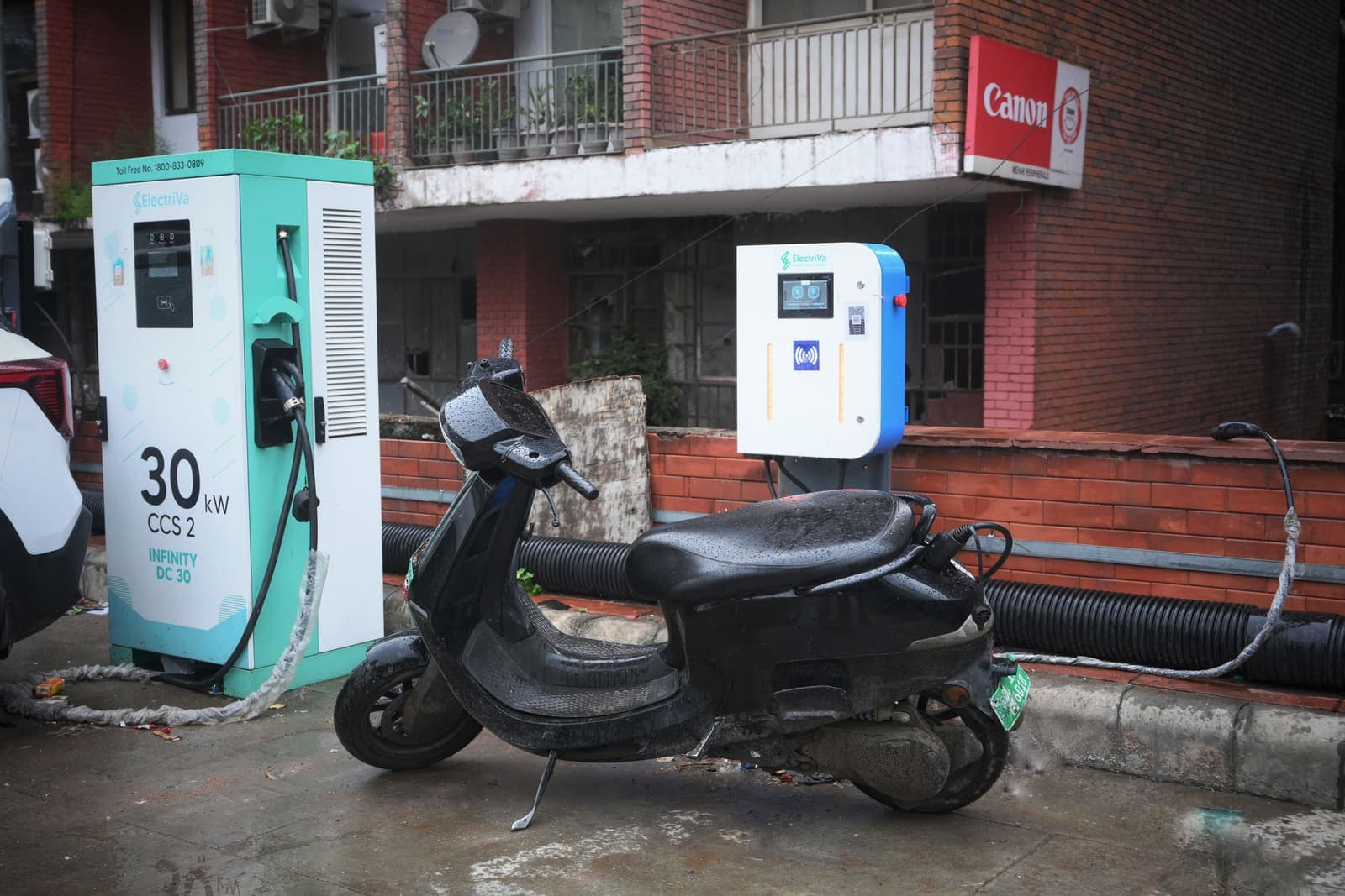 Electriva Infinity DC 30kW charging a scooter